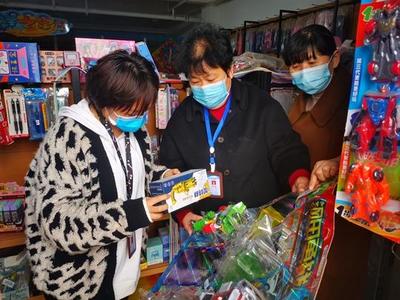 中牟县东风路街道市场监管所开展校园周边文具玩具专项检查